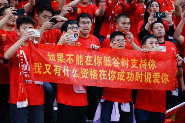 祝愿早日康复！雷诺在无对抗情况下膝盖受伤，被轮椅送离赛场